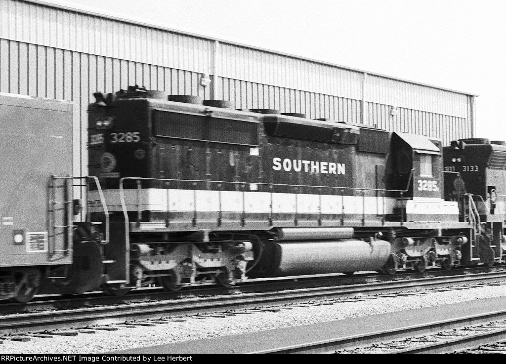 SOU 3285 races through Linwood Yard